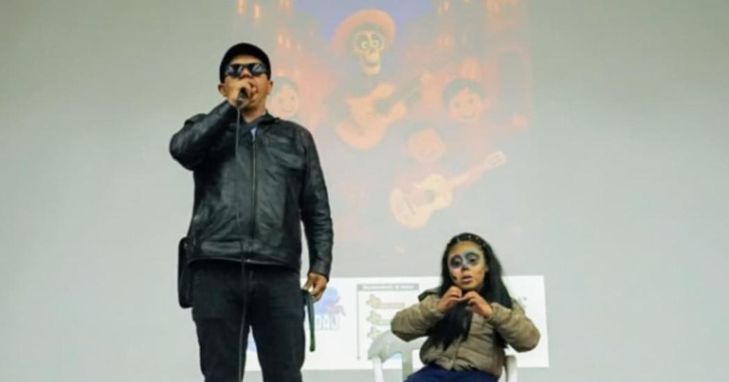 Presentación artística de un adulto y una niña en el marco del Mes de la Discapacidad