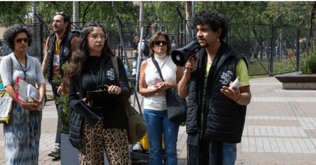 Imagen de varias personas realizando un recorrido guiado durante la Bienal de Arte y Ciudad de Bogotá.