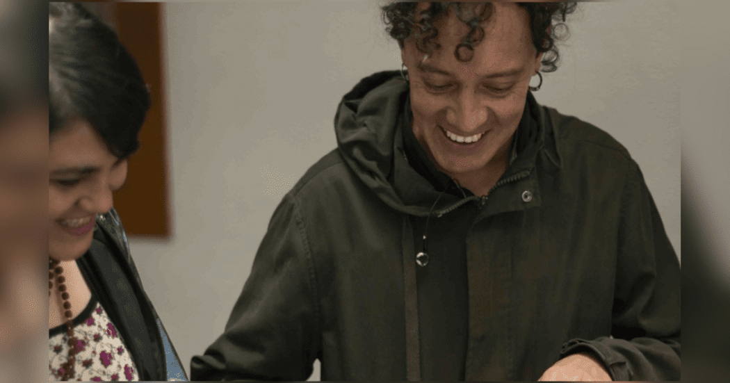 Imagen de una mujer y un hombre trabajando tal vez en una manualidad. 