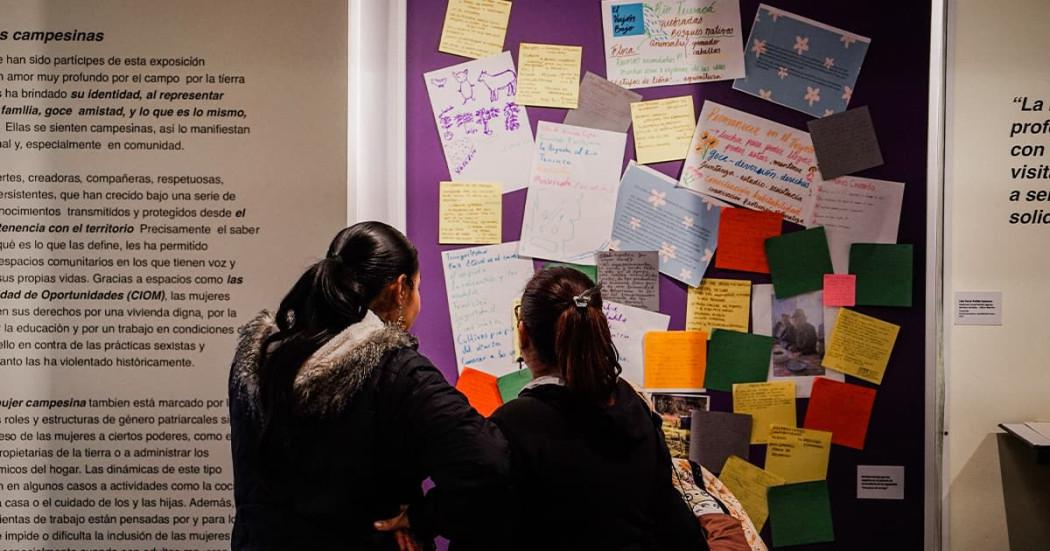 En la foto dos mujeres mirando la exposición 