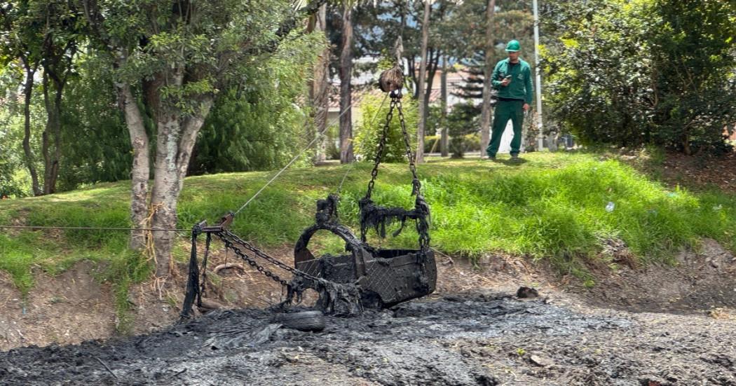 Foto que muestra trabajadores del Acueducto y residuos encontrados en el Canal Molinos