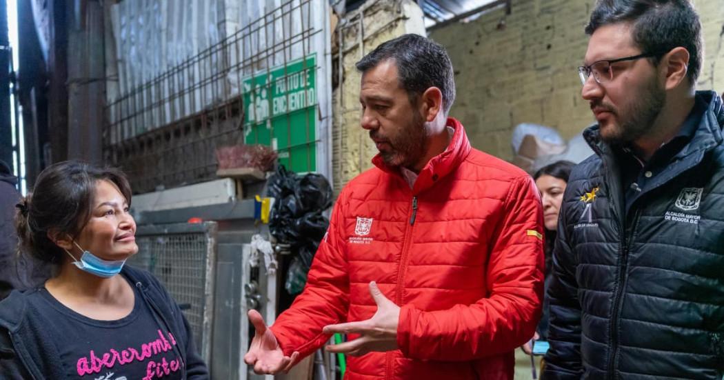 Alcalde Galán conversando con una ciudadana en Usaquén 