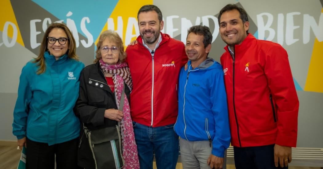 Foto con el alcalde Carlos Fernando Galán junto con la Secretaria del Hábitat, el director de la CVP y dos beneficiarios
