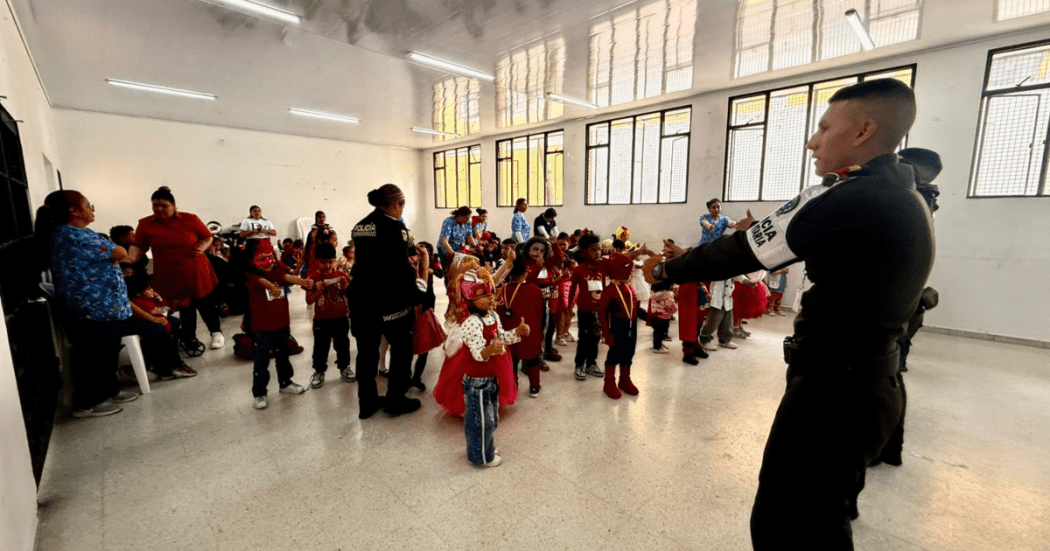 Imagen de un policía y de fondo niños y niñas disfrazadas