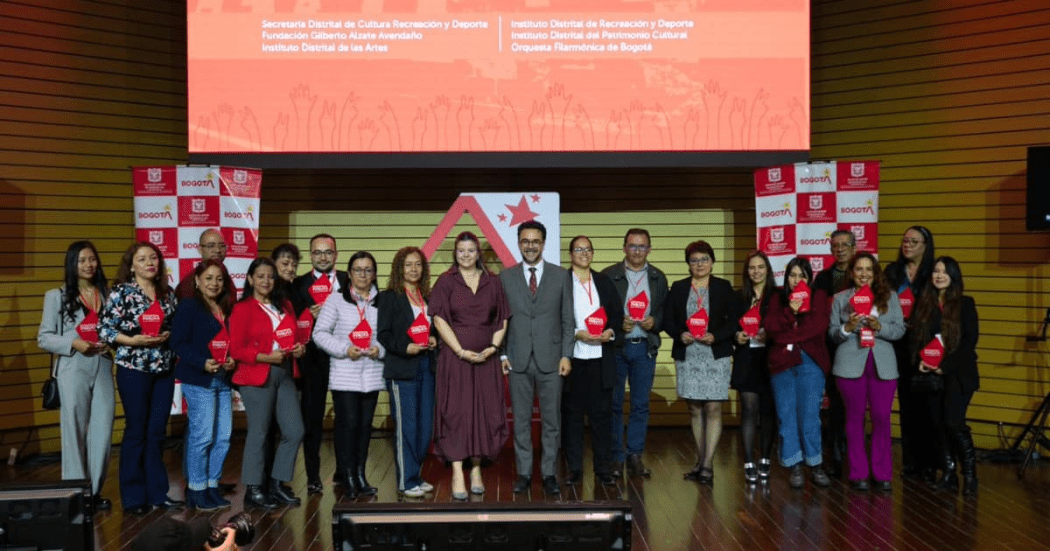 Secretario general junto a personas ganadoras de entidades del sector cultura