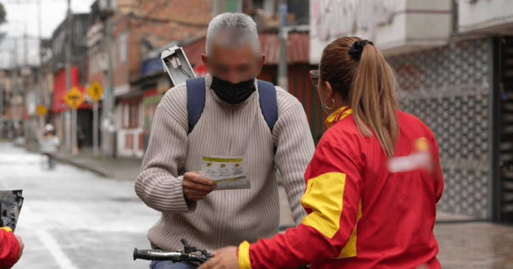 Foto de una mujer hablando con un hombre.