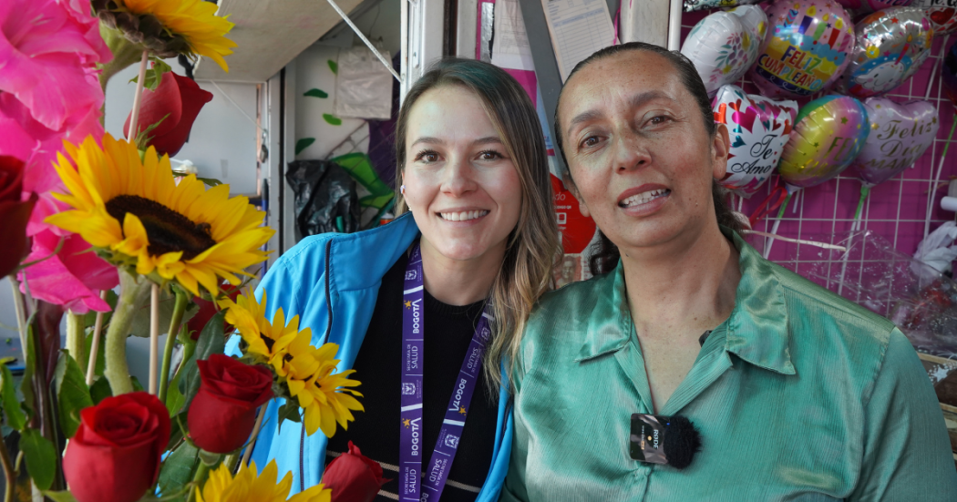 Foto de Johana Fajardo al lado de una funcionaria del Distrito 