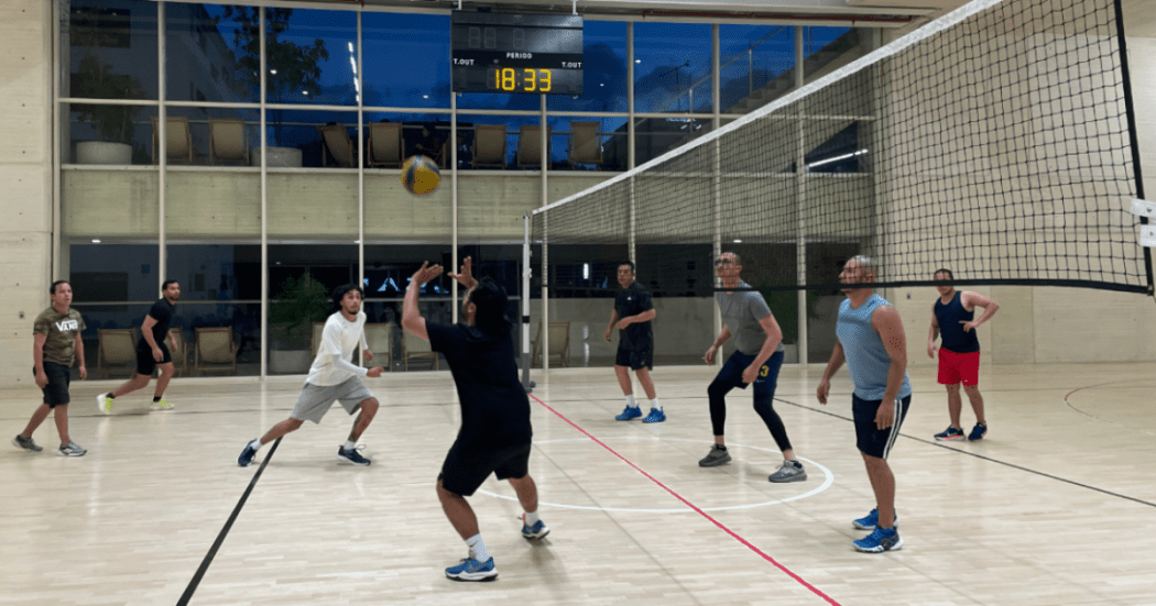 Imagen de dos equipos de voleibol en práctica de este deporte en la Arena Polivalente del CEFE Chapinero.