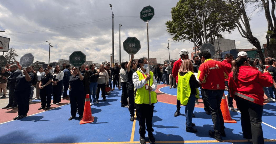 Imagen de varias personas y brigadistas participando en el Simulacro Distrital
