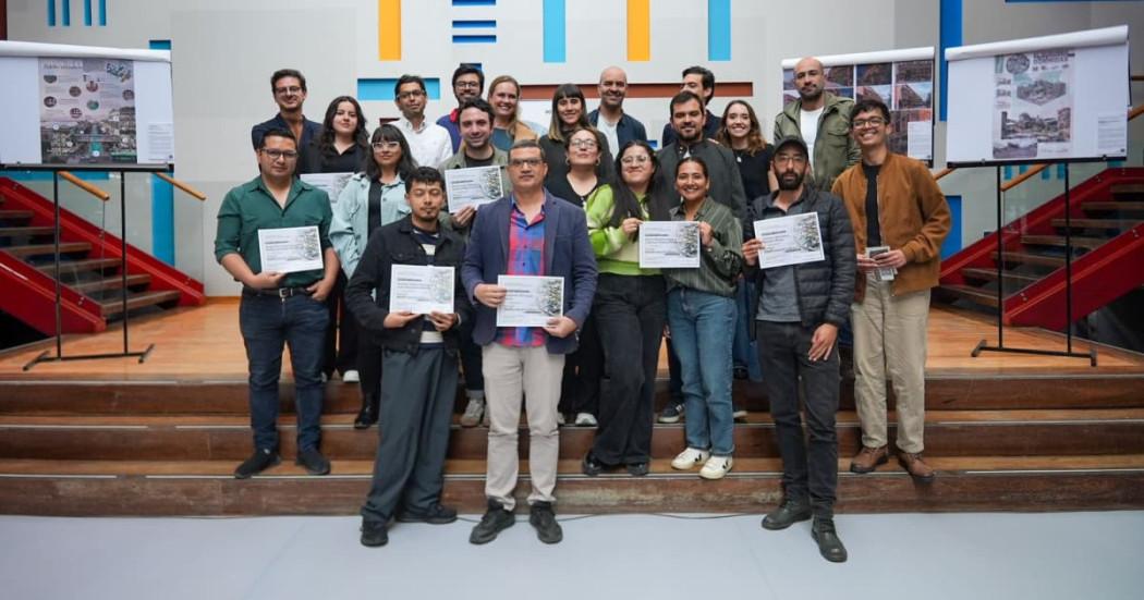 Participantes del concurso de ideas Utopías Postinduistriales con sus diplomas