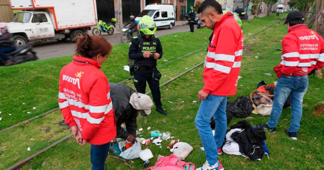 En la fotos hay gestores de Convivencia haciendo controles junto con la Policía de Bogotá