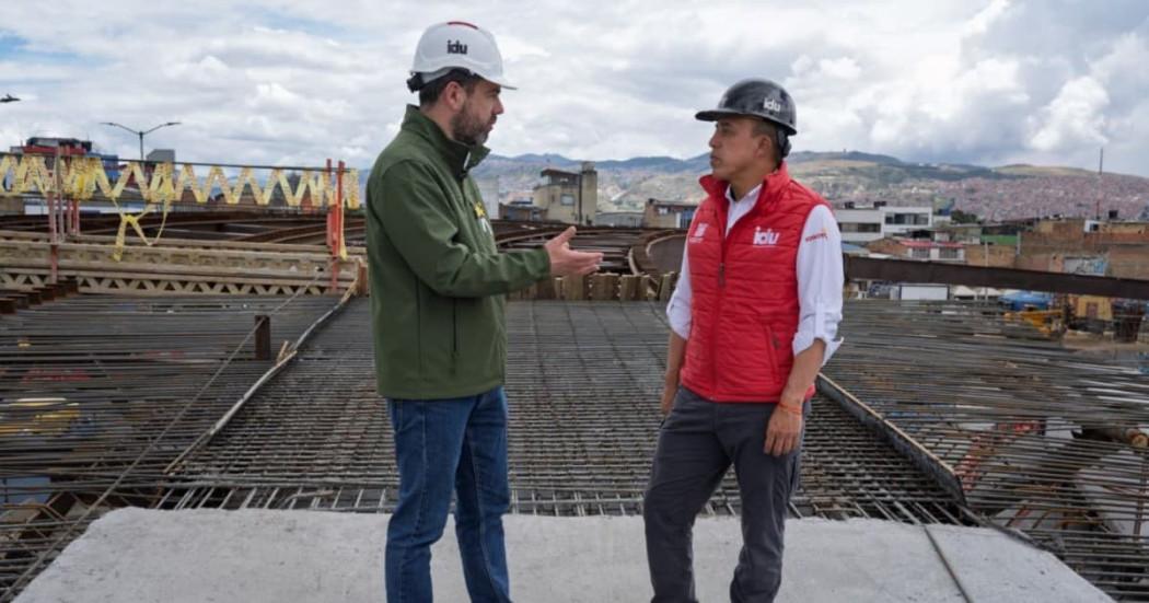 Foto del alcalde de Bogotá con el director del IDU en la obra de la avenida 68 en Bogotá
