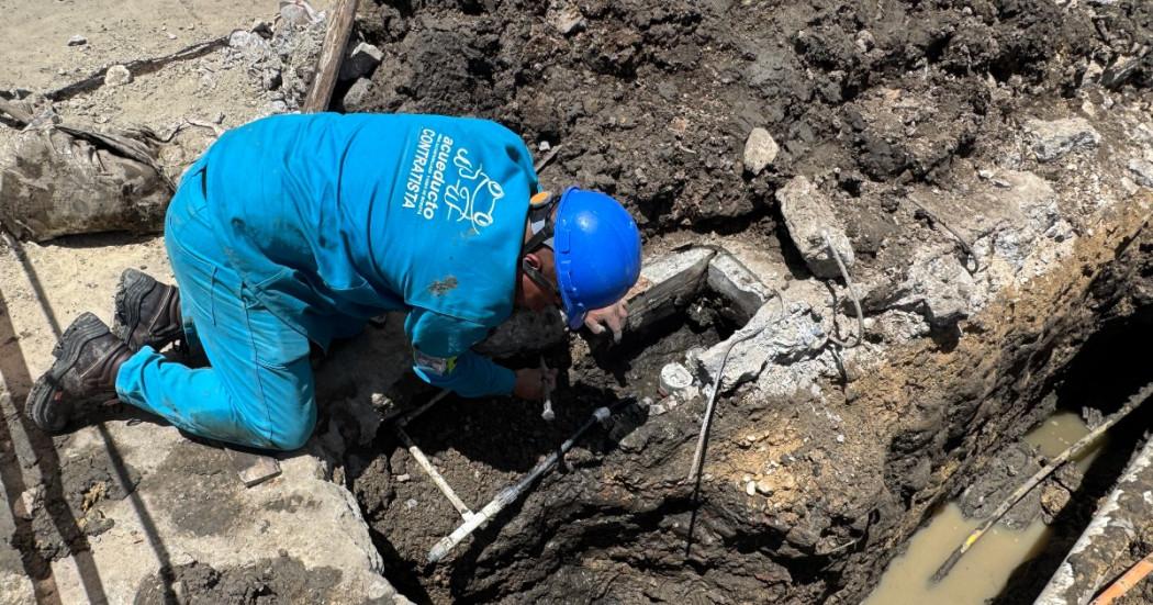 Foto que muestra un trabajador del Acueducto de Bogotá