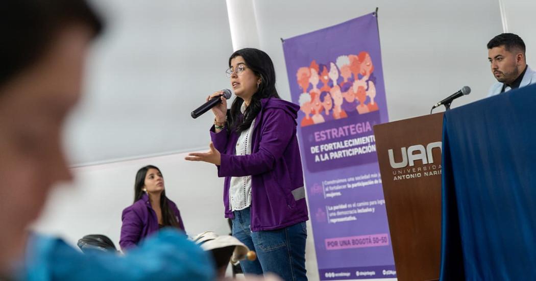 En la foto una señora exponiendo temas importantes sobre participación de mujeres 