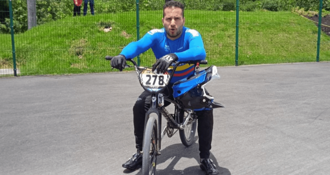 Imagen de deportista de BMX en su bicicleta.