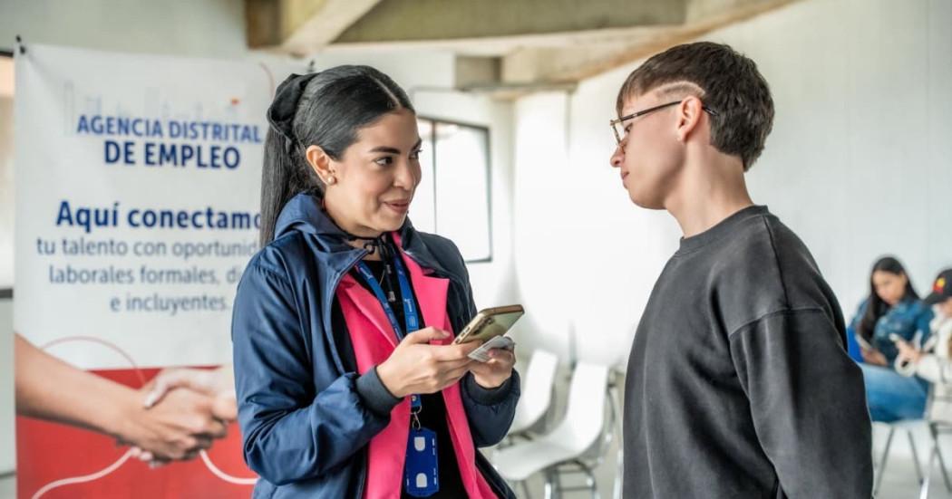 Una persona de la Secretaría de Desarrollo Económico orientado a un ciudadano