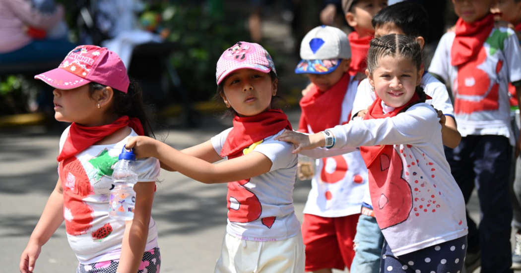 Imagen de niños y niñas jugando.