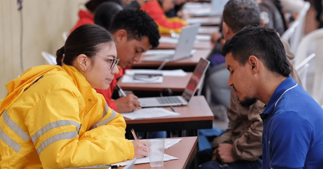 Imagen de una funcionaria de Integración Social atendiendo a un migrante