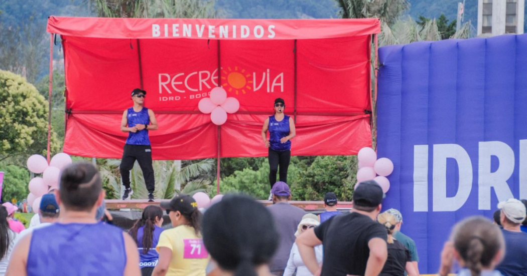 Imagen de personas bailando en actividad liderada por instructores del IDRD
