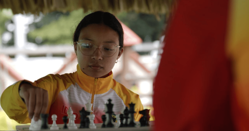 Imagen de deportista capitalina en una partida de Ajedrez.