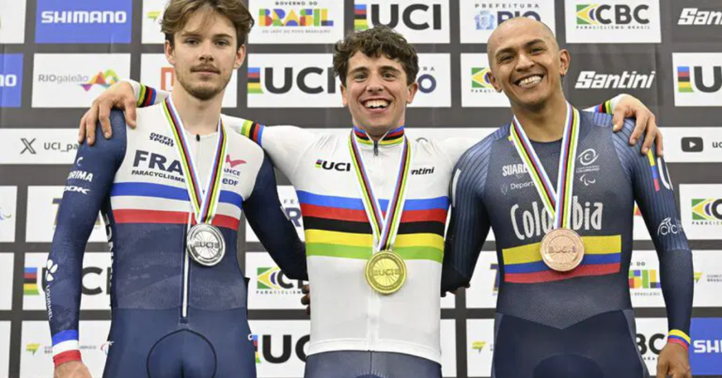 Imagen de Diego Dueñas en el podio con la medalla de bronce