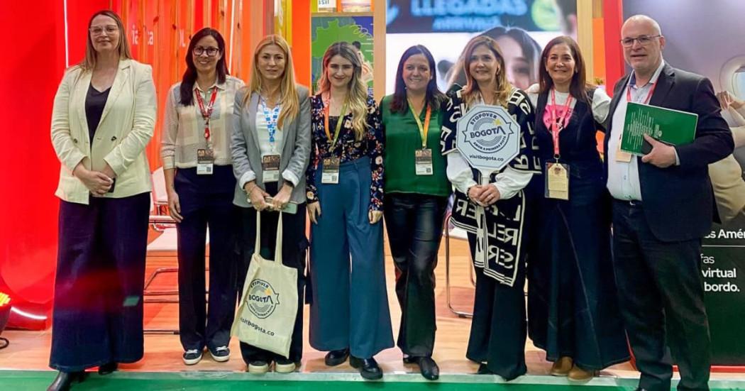 Foto grupal de ocho personas en el marco de la Feria Internacional de Turismo de América Latina
