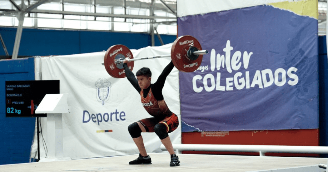 Imagen de deportista alzando pesas