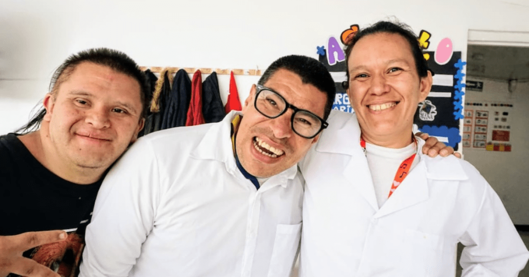 Imagen de tres personas sonriendo 