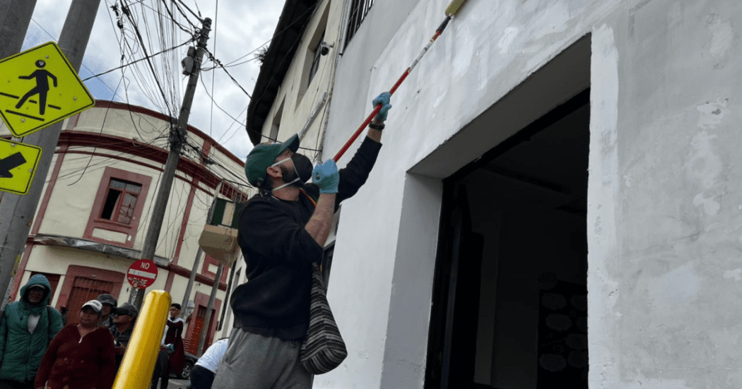 Foto de un hombre pintando una pared