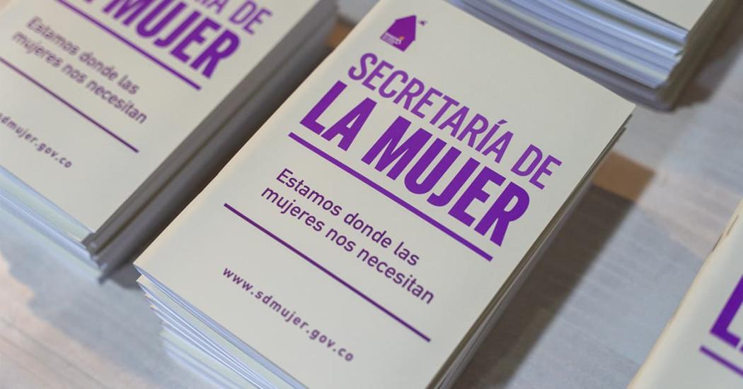 Una foto de un folleto con los servicios de la Secretaría de la Mujer