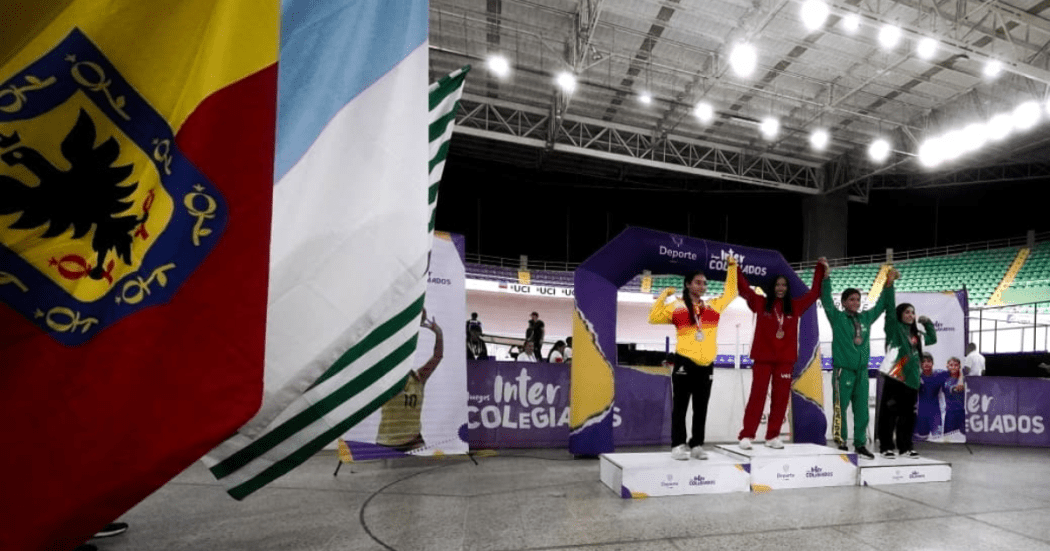 Imagen de deportista de Bogotá en el podio.