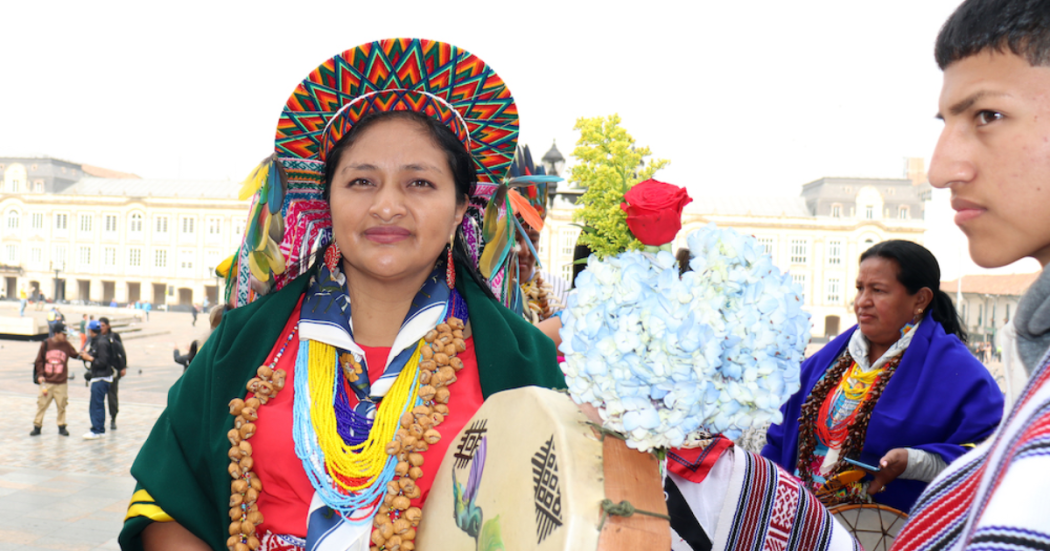 Imagen de una mujer mirando fijamente la cámara
