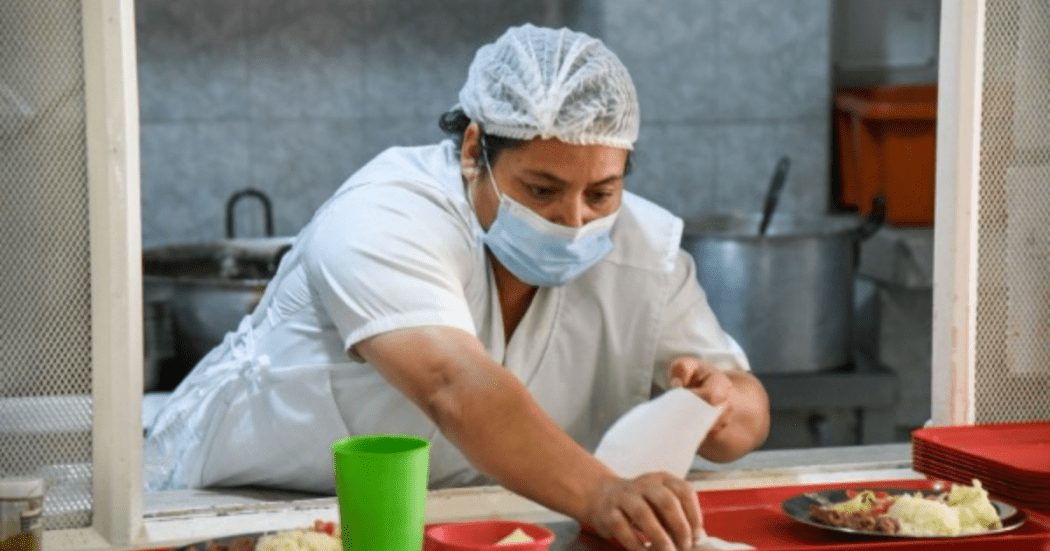 Imagen de una cocinera en el nuevo comedor comunitario en Bogotá
