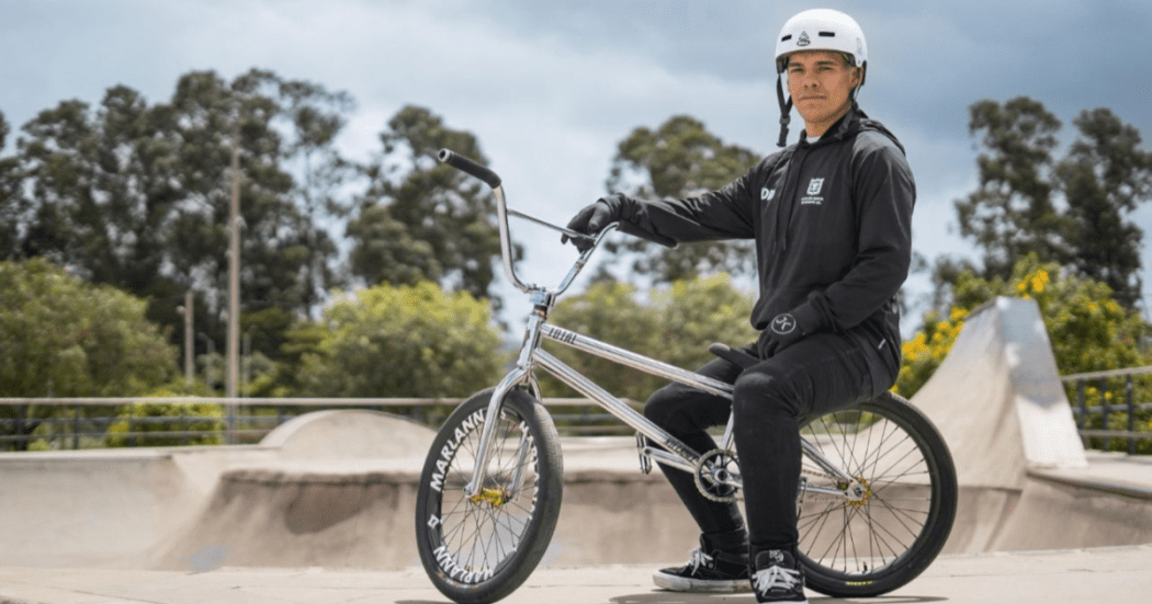 Imagen del deportista Luis Rincón en la pista de BMX Freestyle