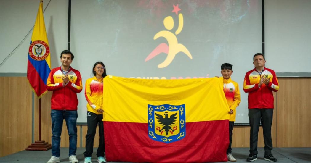 Deportistas bogotanos con la bandera de la ciudad