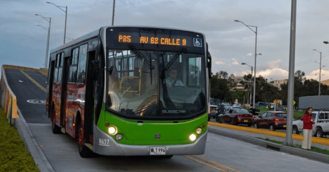 Imagen del primer bus andando en el puente que conecta la avenida 68 con calle 26