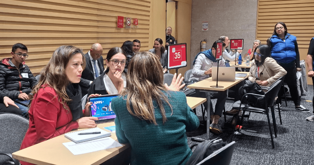 Foto de personas hablando en la primera rueda de negocios del Sector Salud
