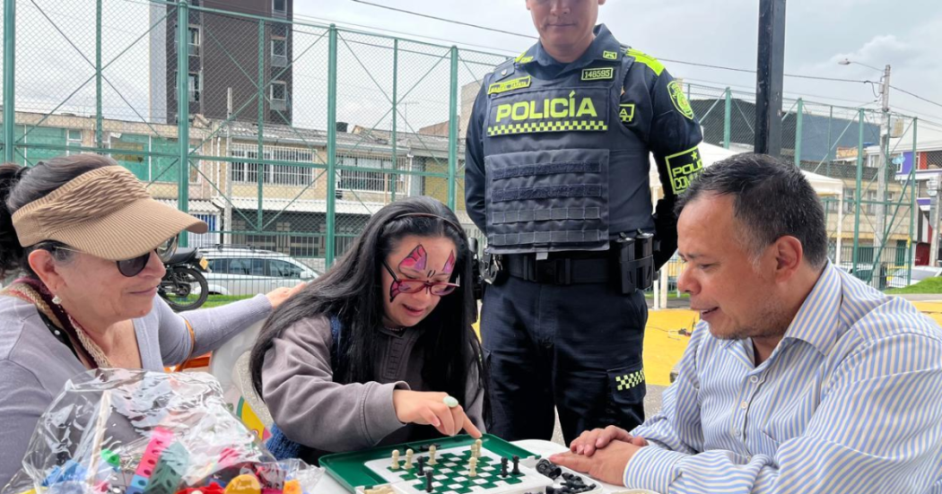 Foto de 3 personas jugando Ajedrez