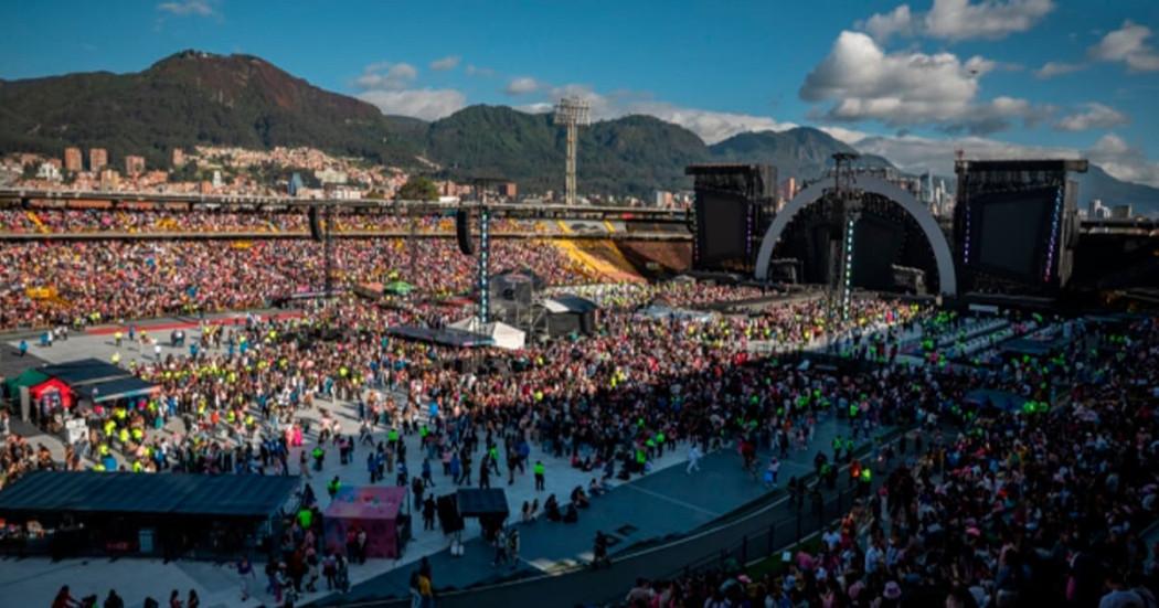 Image de una multitud asiste a un concierto en el estadio El Campín de Bogotá