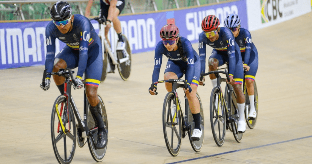 Imagen de ciclistas del Equipo Bogotá en la pista