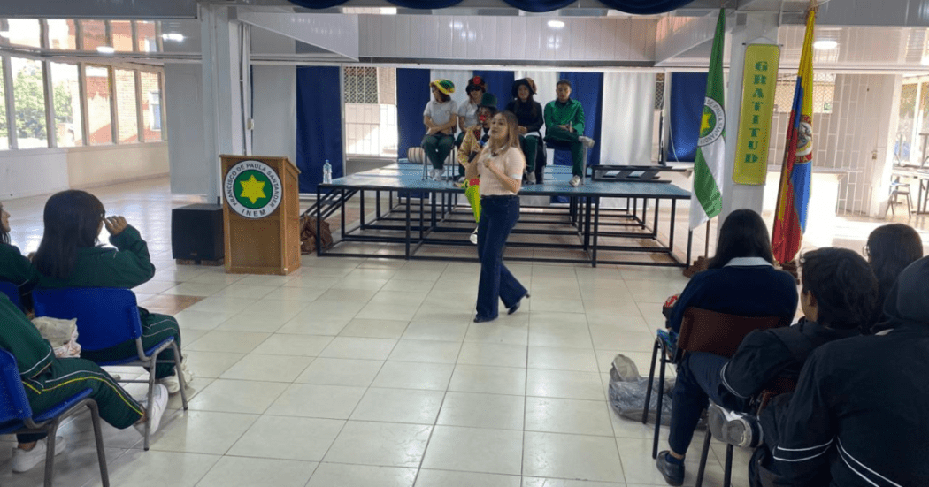 Foto de la alcaldesa de engativa hablando en un colegio 