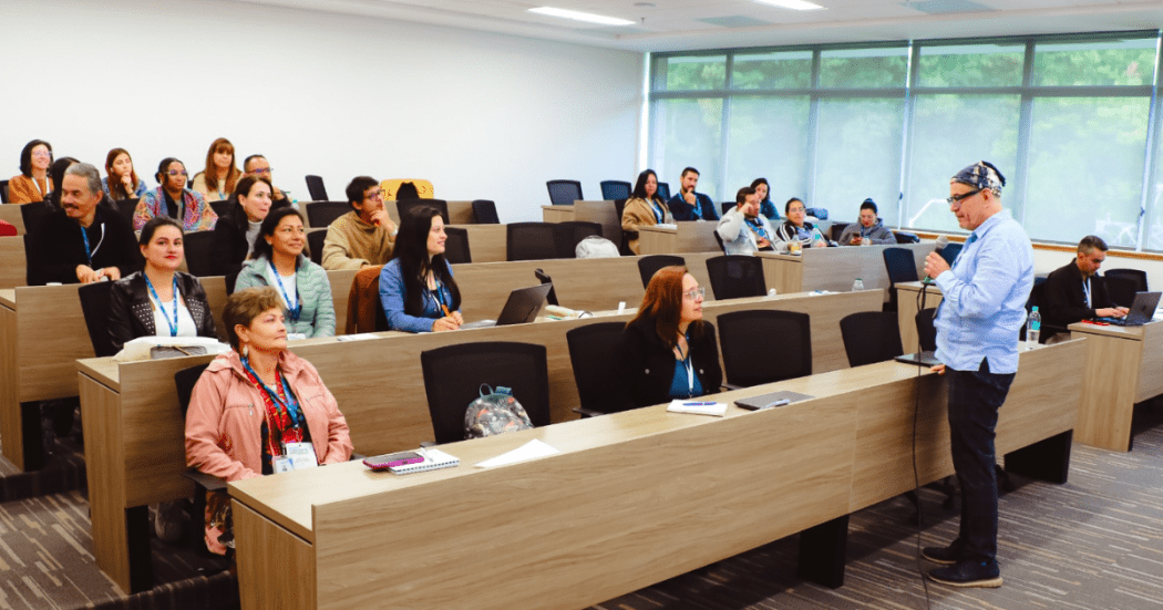 Foto de un grupo de personas en una charla 