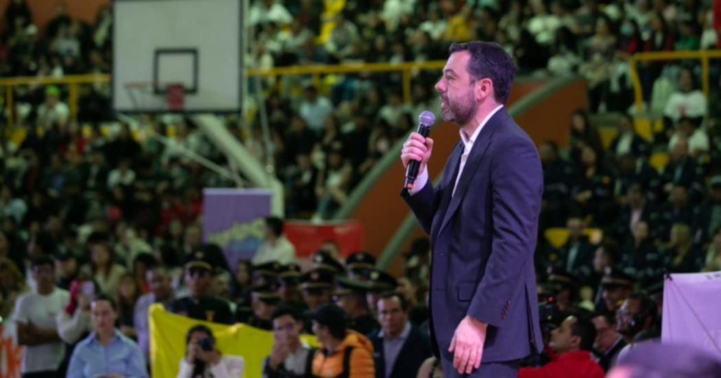 Alcalde Galán hablando en el evento de “Grandes por Elección: Conectados por la Democracia”