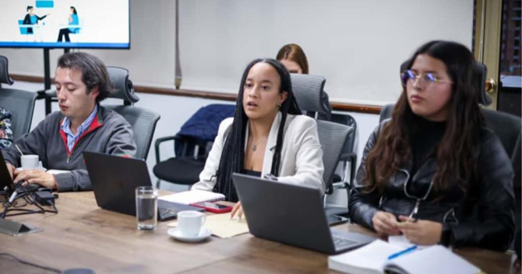 En la foto jóvenes líderes de las localidades en una mesa de trabajo dialogando y creando estrategias 