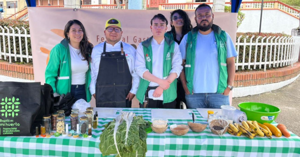 Imagen de funcionarios en el Festival Gastronómico