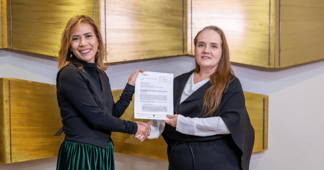 consejera distrital de tic recibe la certificación por parte de funcionaria de la CRC