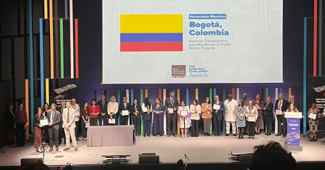 Fotografía de delegación de Bogotá recibiendo la mención honorífica en España