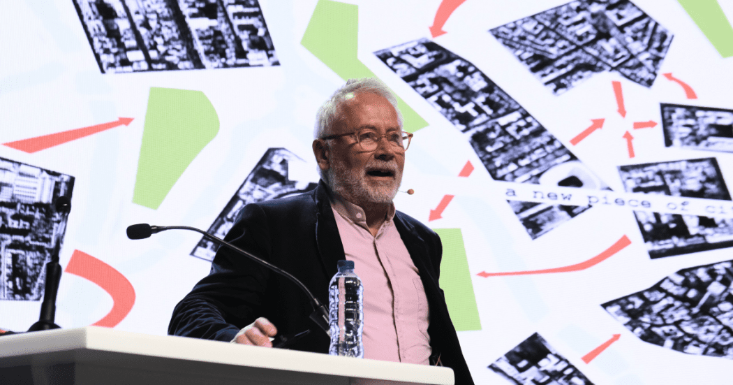 Imagen de Peter Bishop en la conferencia durante el Día Mundial de las Ciudades