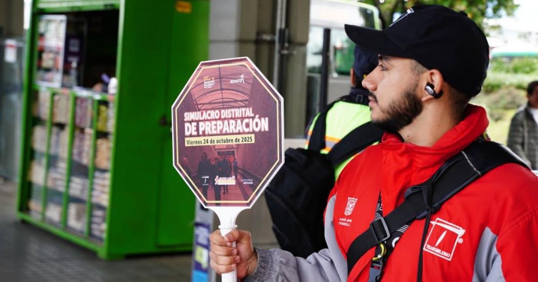 Foto de un funcionario de TransMilenio en el simulacro. 