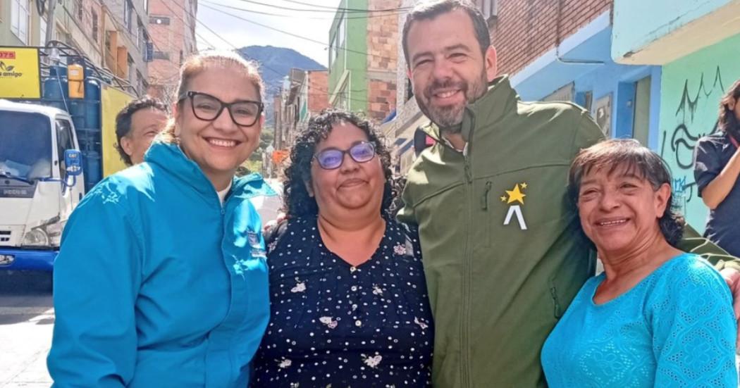 Foto en la que aparece la secretaria del Hábitat, Vanessa Velasco junto con el alcalde Mayor de Bogotá, Carlos Fernando Galán y dos ciudadanas.